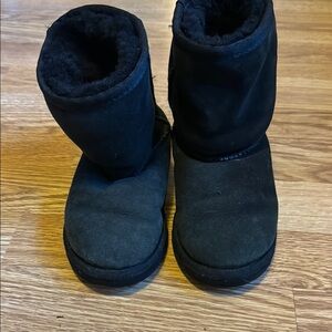 UGG kids boots in black - like new size 12 US